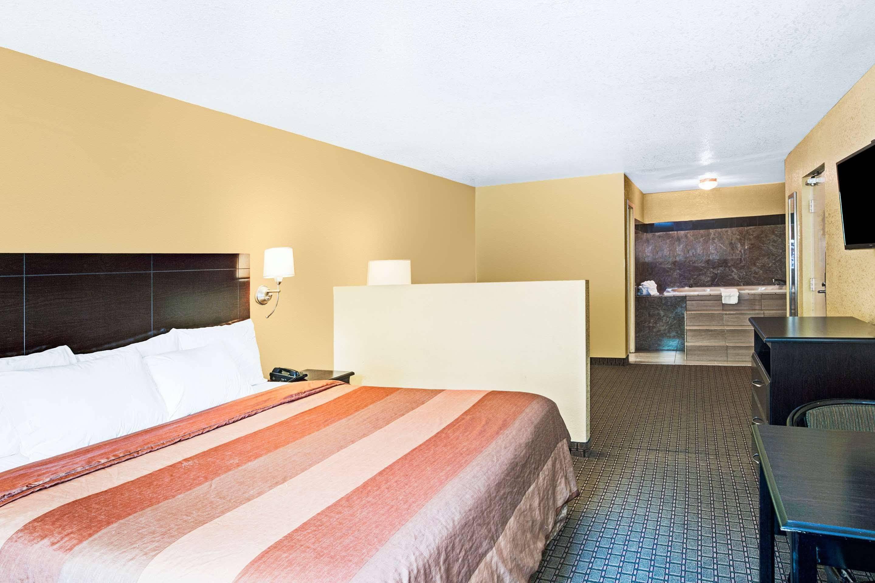 Days Inn & Suites By Wyndham Downtown Gatlinburg Parkway Exterior foto