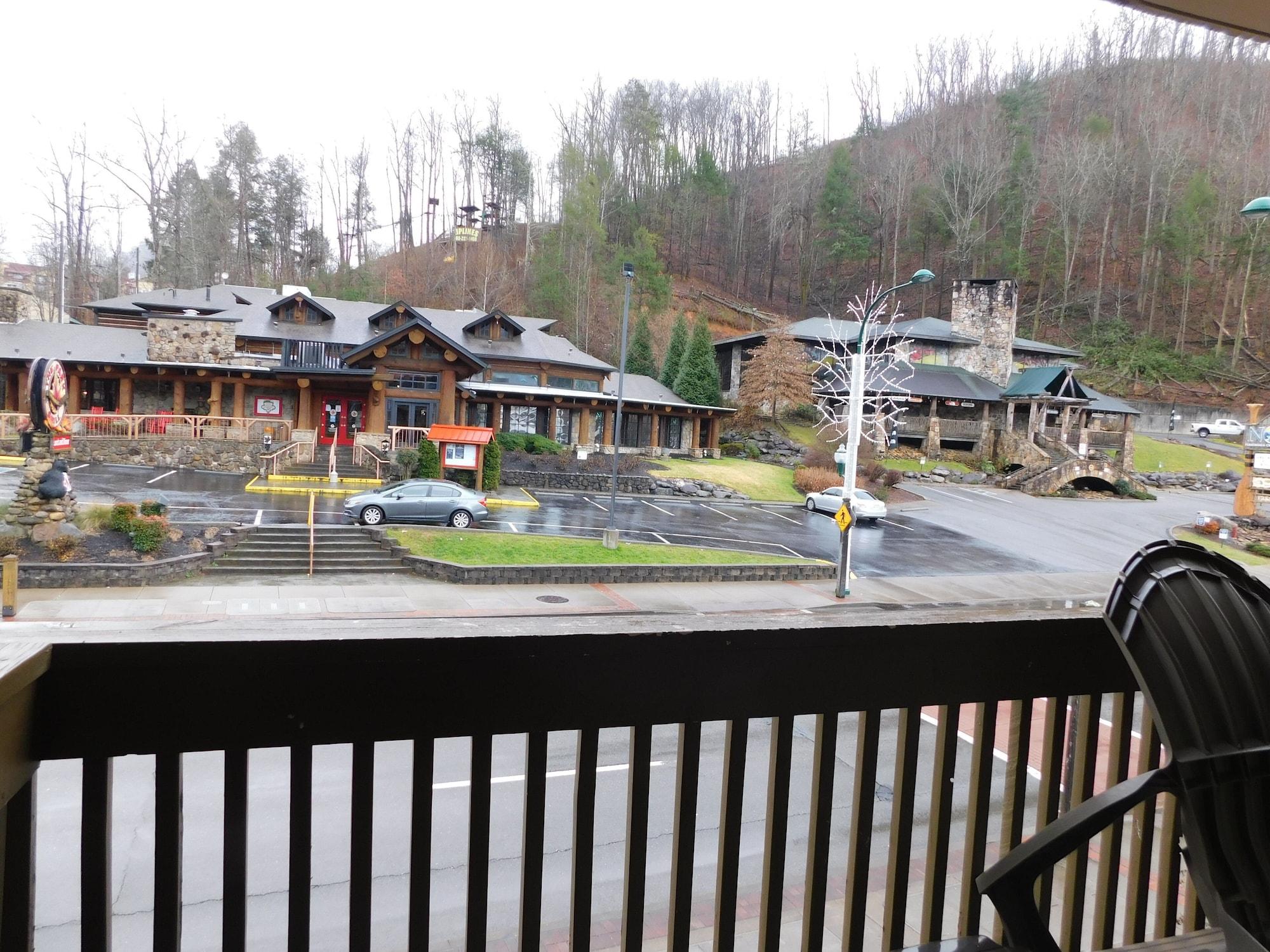 Days Inn & Suites By Wyndham Downtown Gatlinburg Parkway Exterior foto