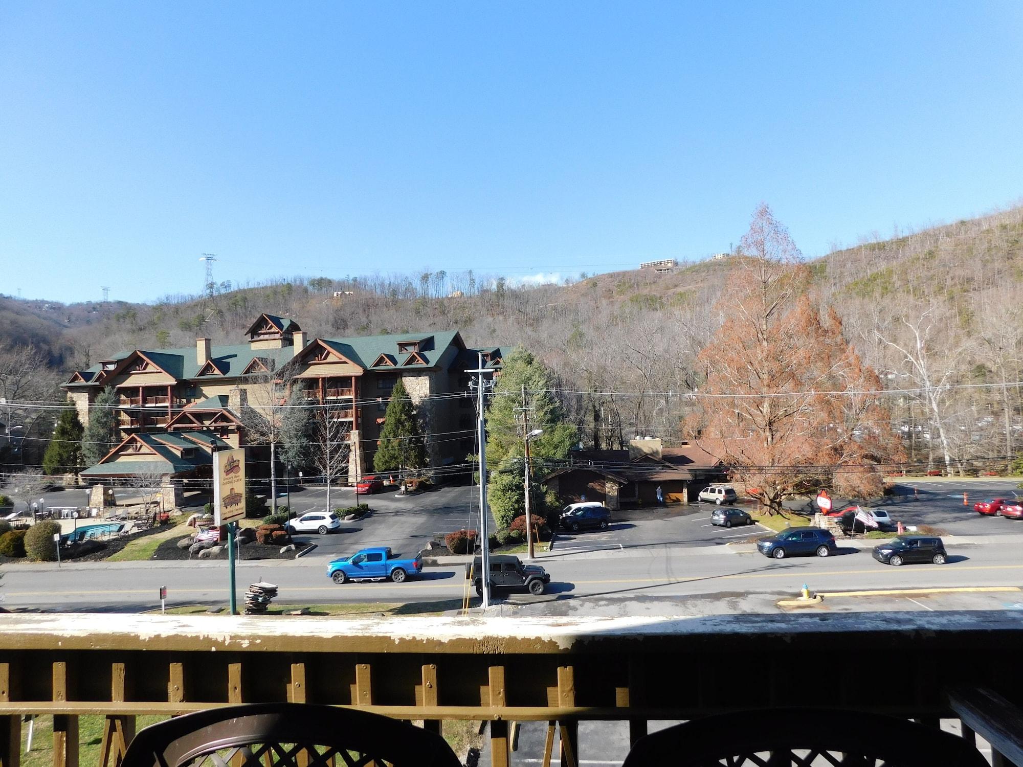 Days Inn & Suites By Wyndham Downtown Gatlinburg Parkway Exterior foto