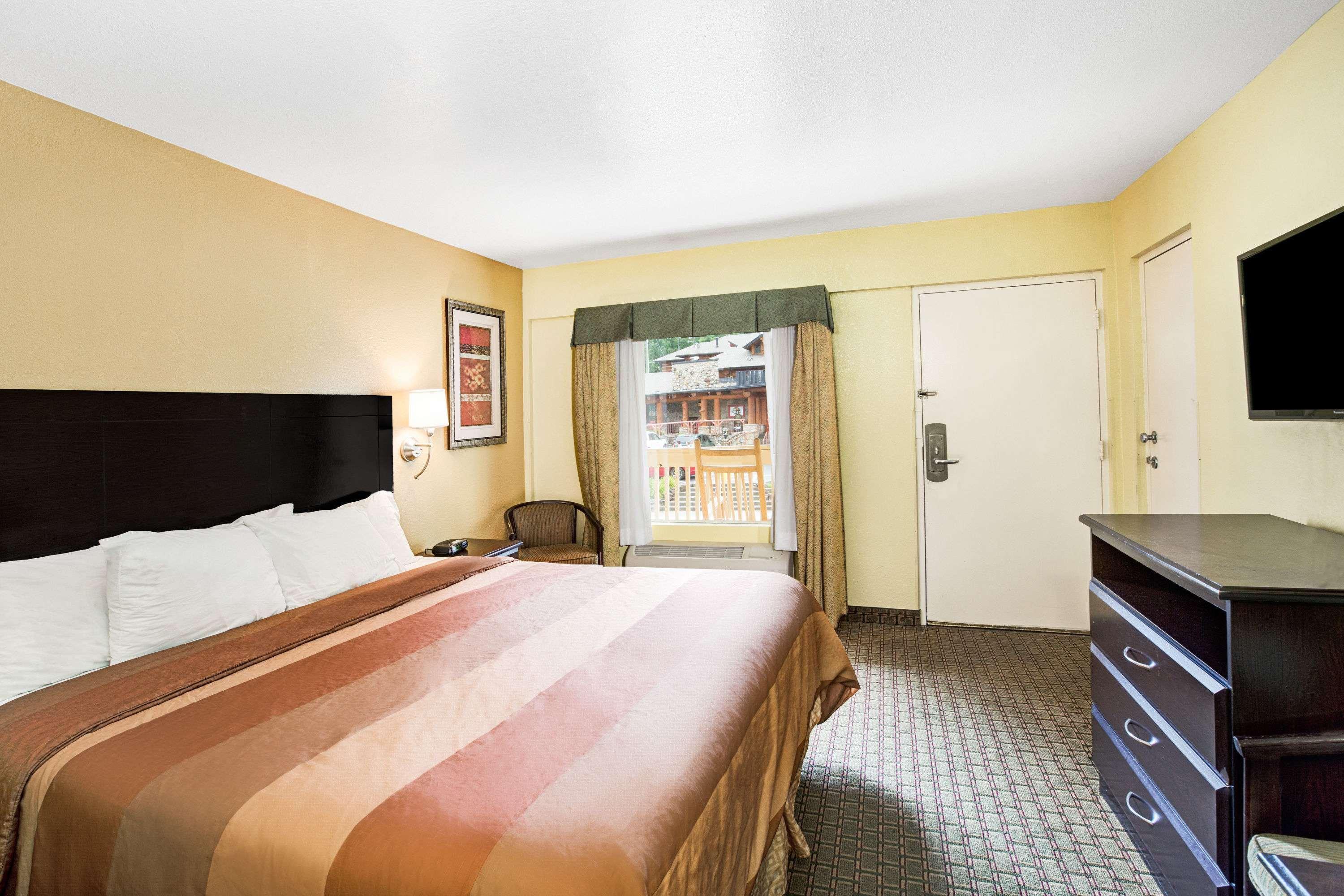 Days Inn & Suites By Wyndham Downtown Gatlinburg Parkway Exterior foto