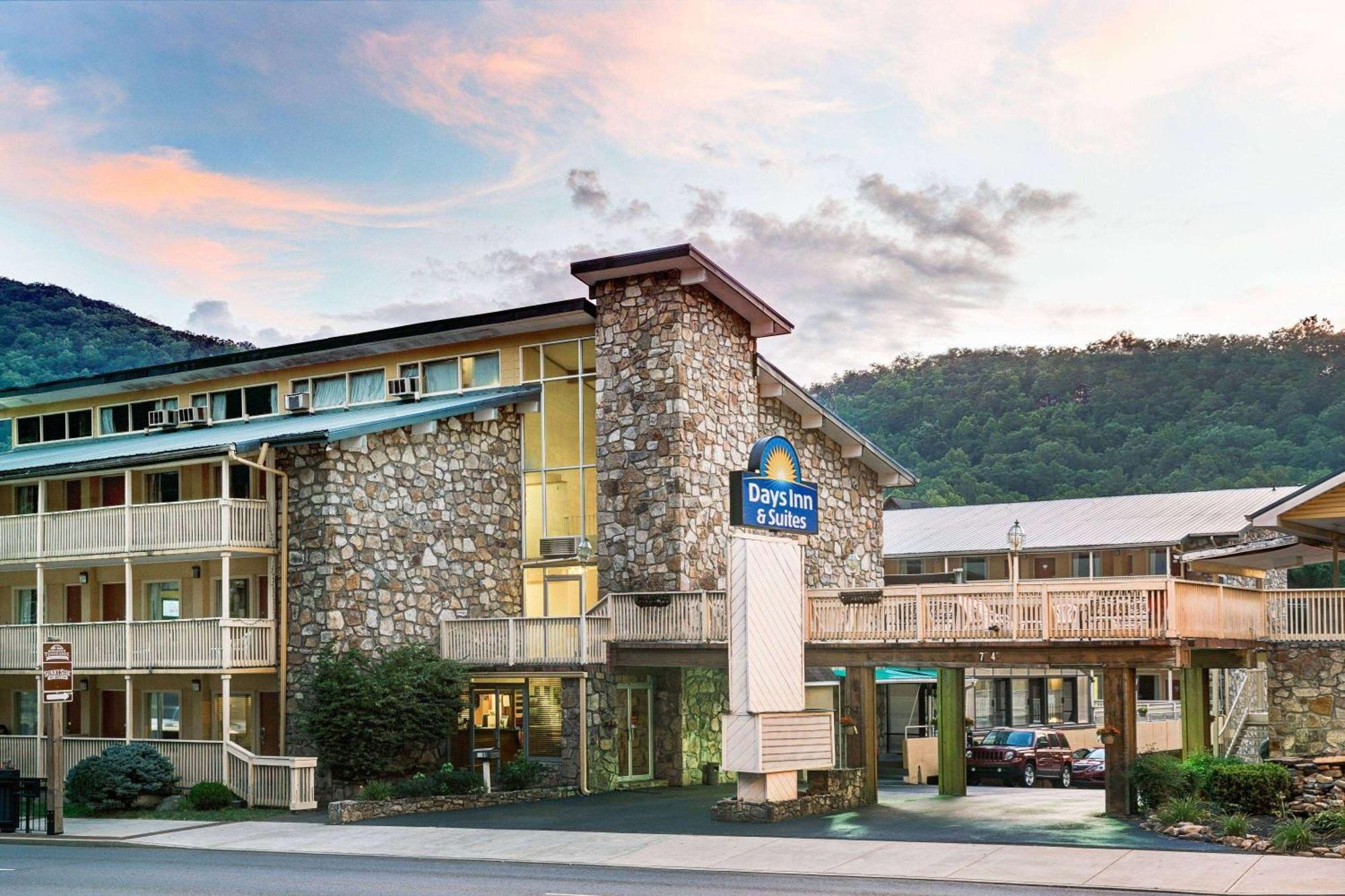 Days Inn & Suites By Wyndham Downtown Gatlinburg Parkway Exterior foto